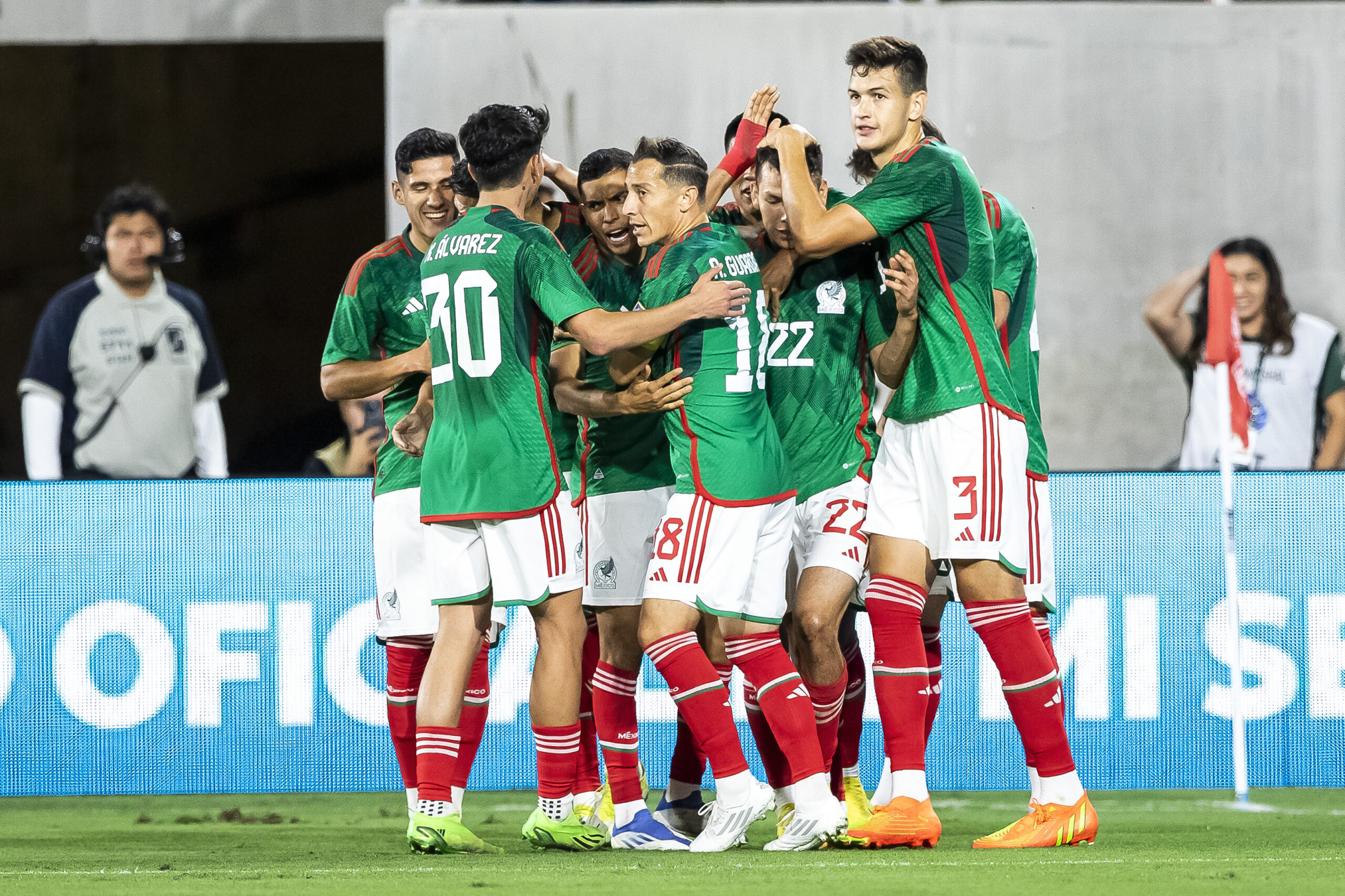 México gana, pero no convence frente a Perú